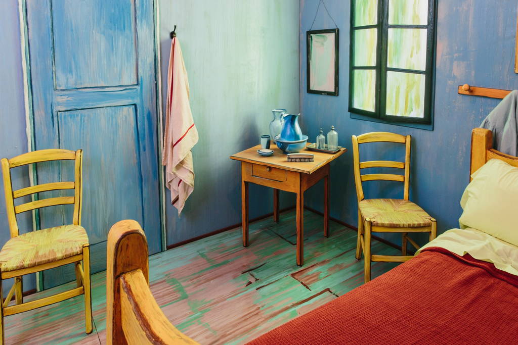 В Чикаго воссоздали комнату с картины Ван Гога и сдают её внаём за $10